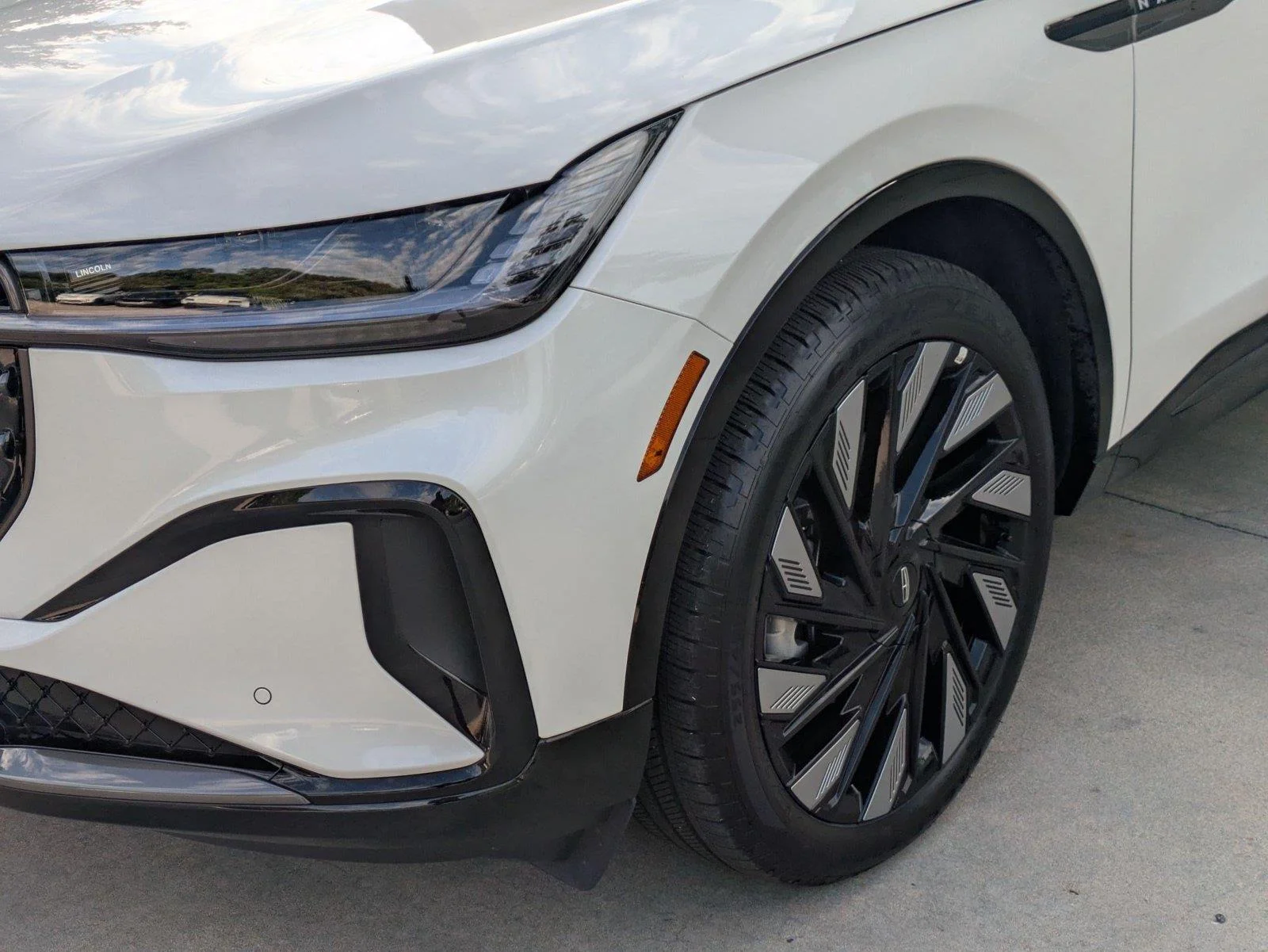 Used 2025 White Platinum Metallic Tri-Coat Lincoln Reserve image 9