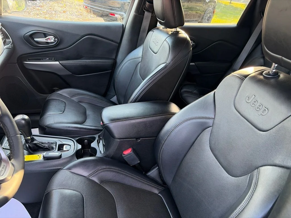 Certified Used 2022 Gray Jeep Latitude Lux image 25