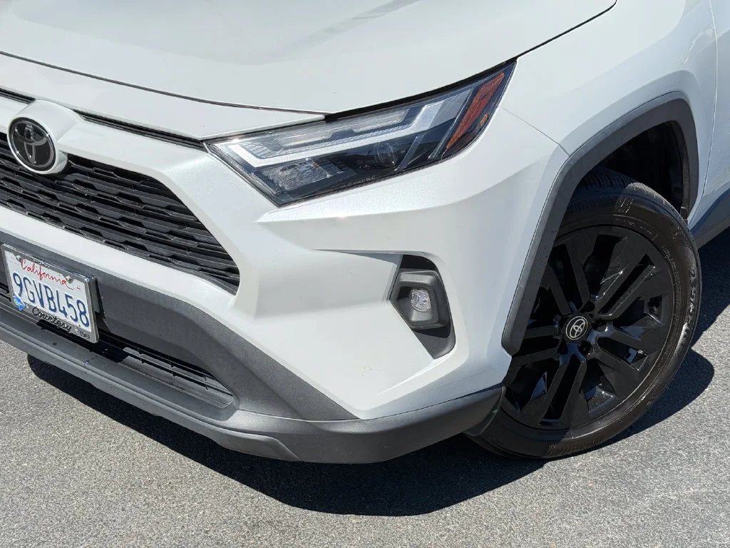 Used 2023  Toyota XLE Premium image 3