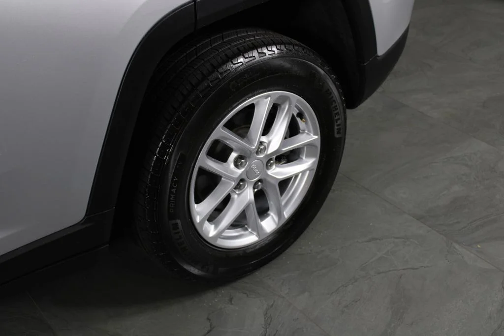 Used 2025 Silver Jeep Laredo X image 12