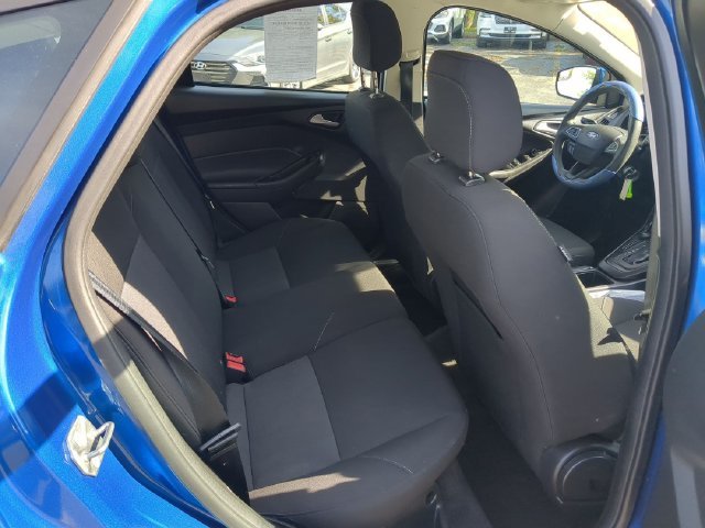 Used 2018 Blue Ford SE image 27