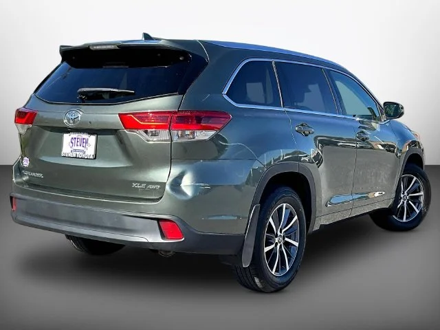 Used 2018 Green Toyota XLE image 6