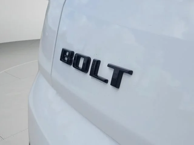 New 2027 Summit White Chevrolet LT image 5