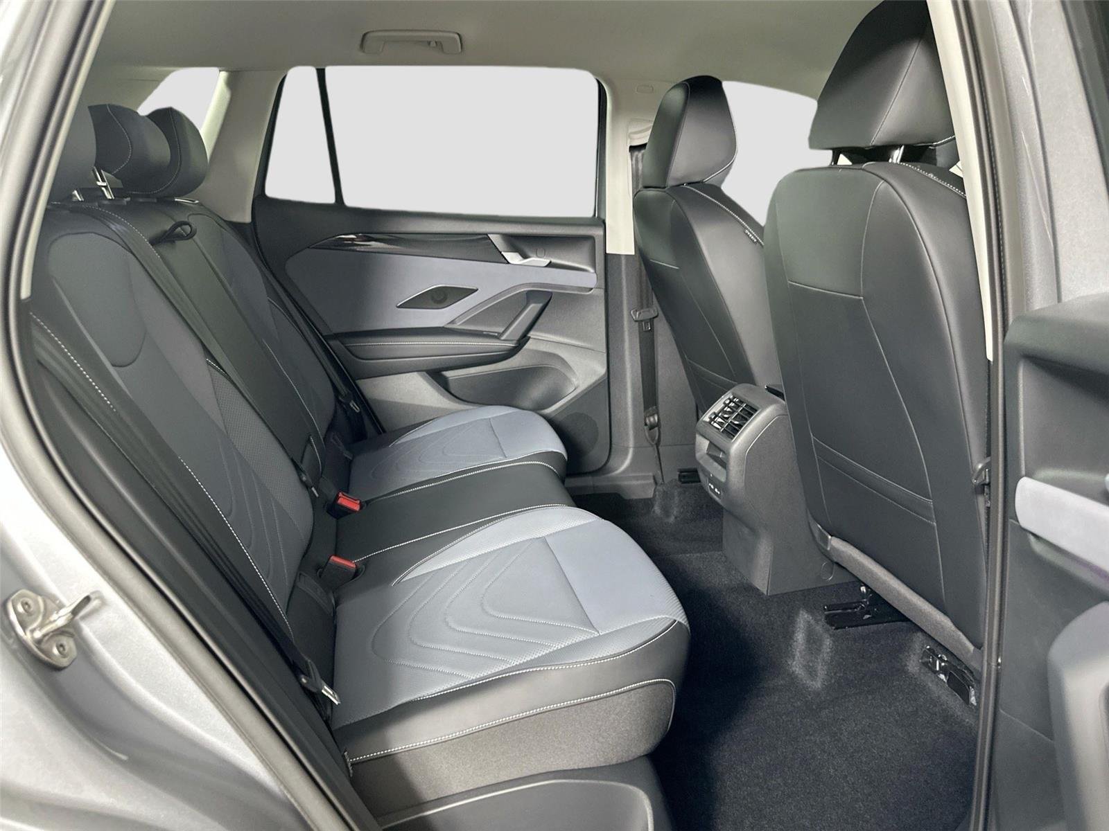 2025 Volkswagen Tiguan SE - Photo 21