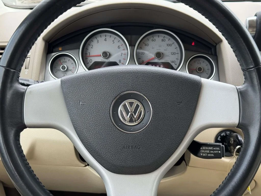 Used 2010 White Volkswagen SE image 17
