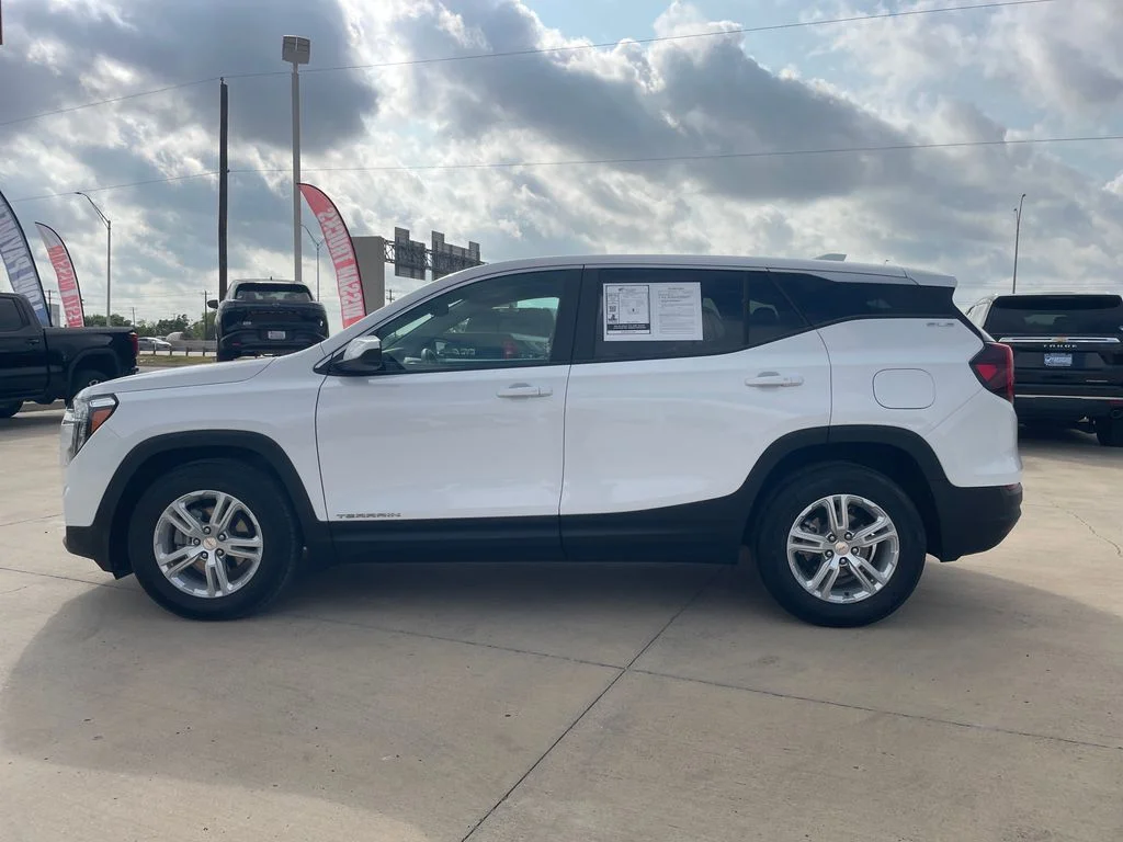 Used 2024 White GMC SLE image 2