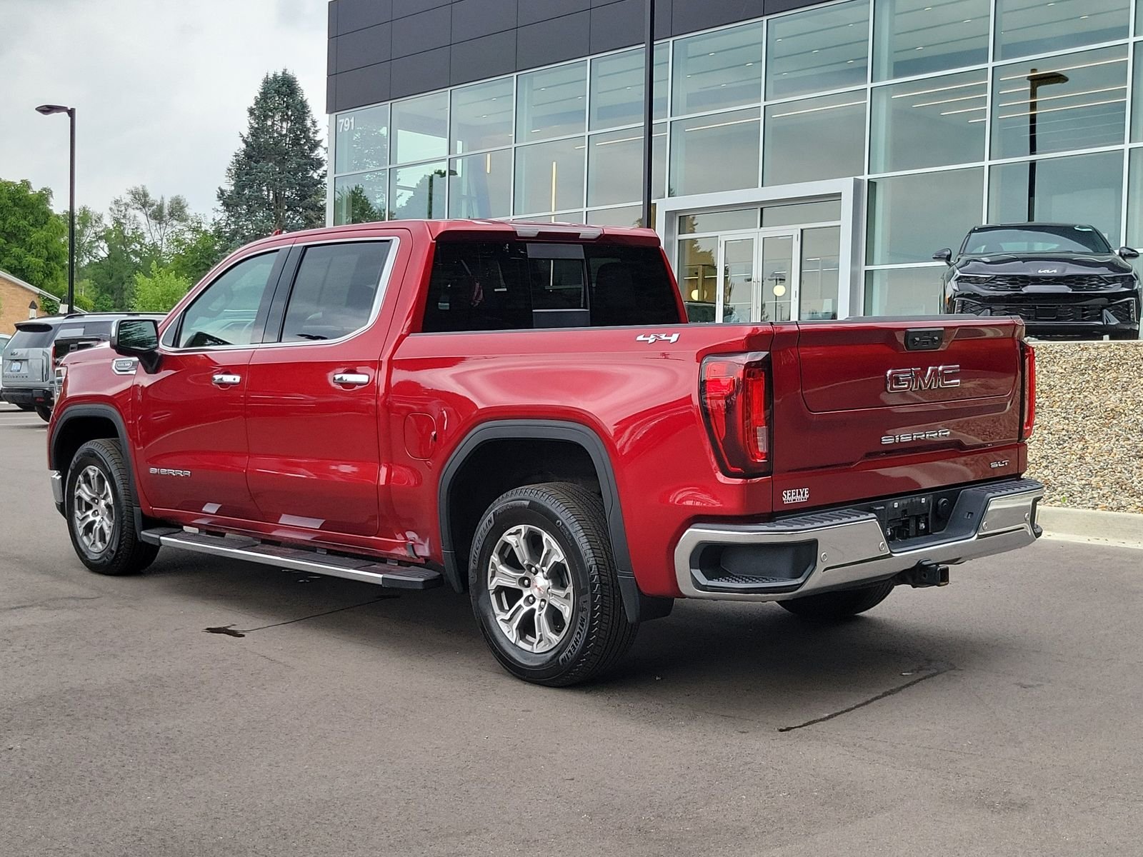 Used 2022 Red GMC SLT image 4