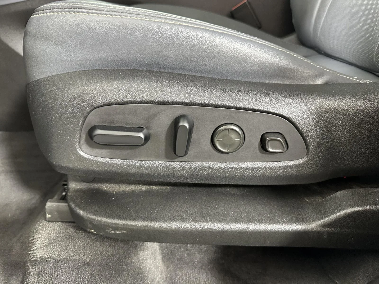 Used 2020 Summit White Buick Premium image 24