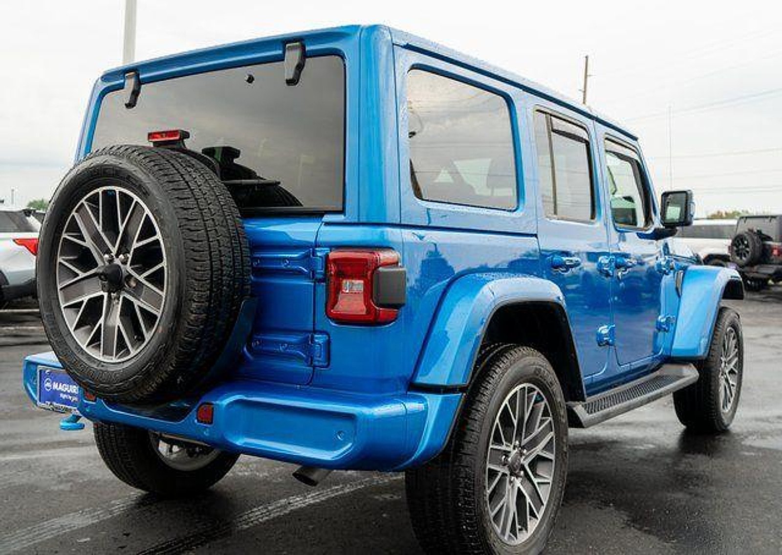 Used 2023 Hydro Blue Pearlcoat Jeep High Altitude 4x4 image 6
