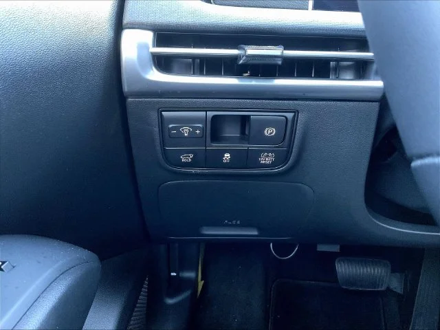 Used 2025 Gray Hyundai SEL Convenience image 17