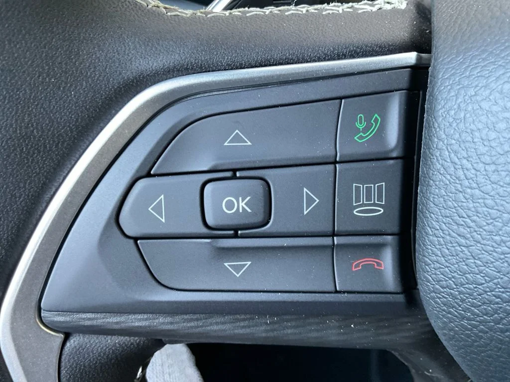 Used 2025 Silver Jeep Laredo image 30