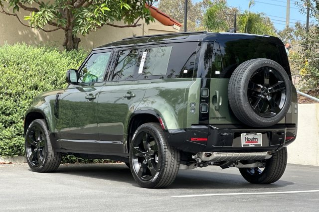 New 2026 Woolstone Green Land Rover X-Dynamic SE image 3