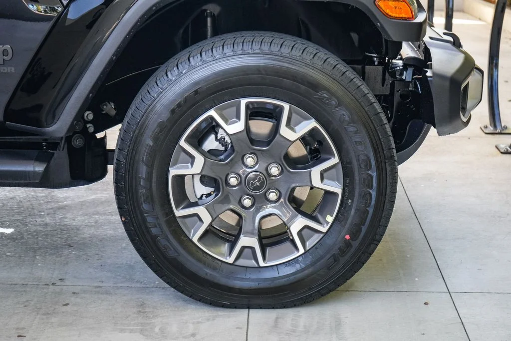New 2026 Black Clear-Coat Exterior Paint Jeep Sahara image 10