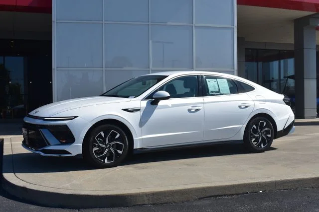Used 2024 White Hyundai SEL image 2