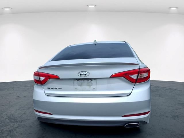Used 2015 Silver Hyundai SE image 17