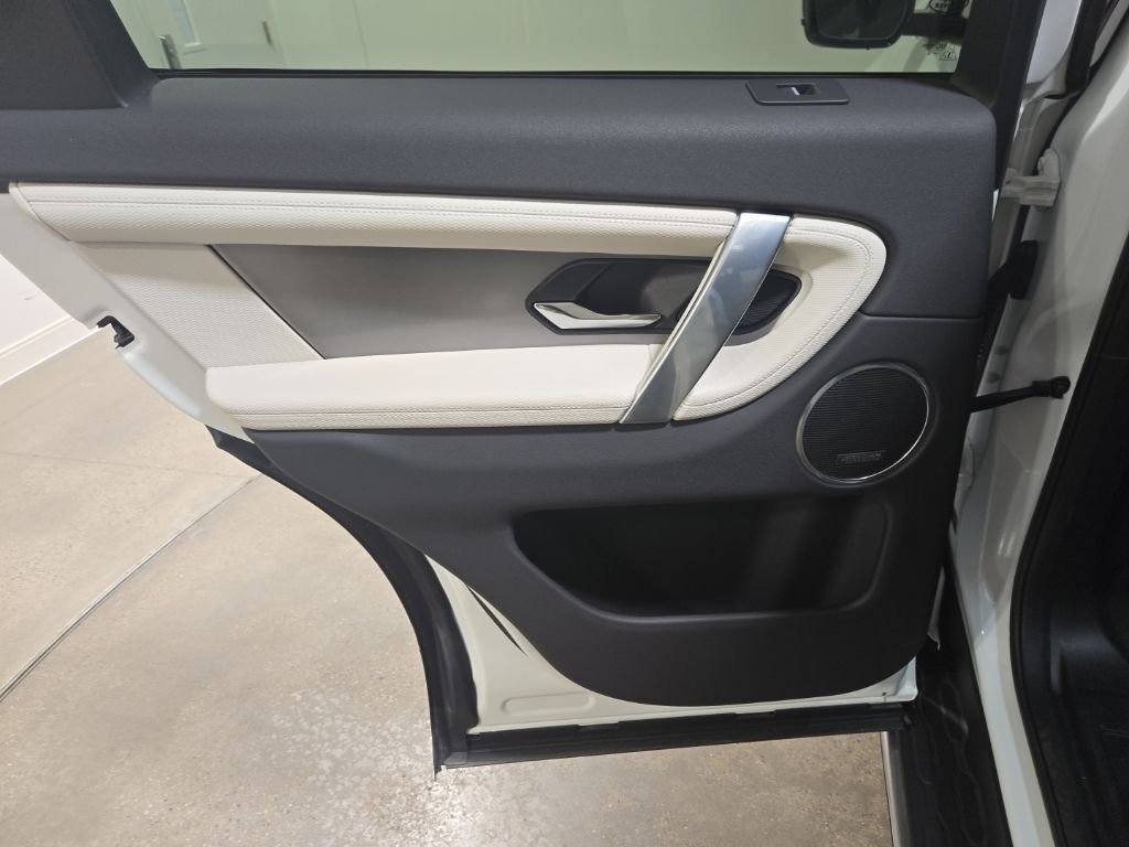 New 2026 Fuji White LAND ROVER  image 27
