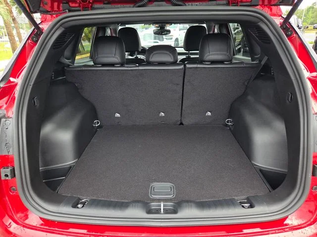 New 2026 Red Hot Pearlcoat Jeep Latitude image 15