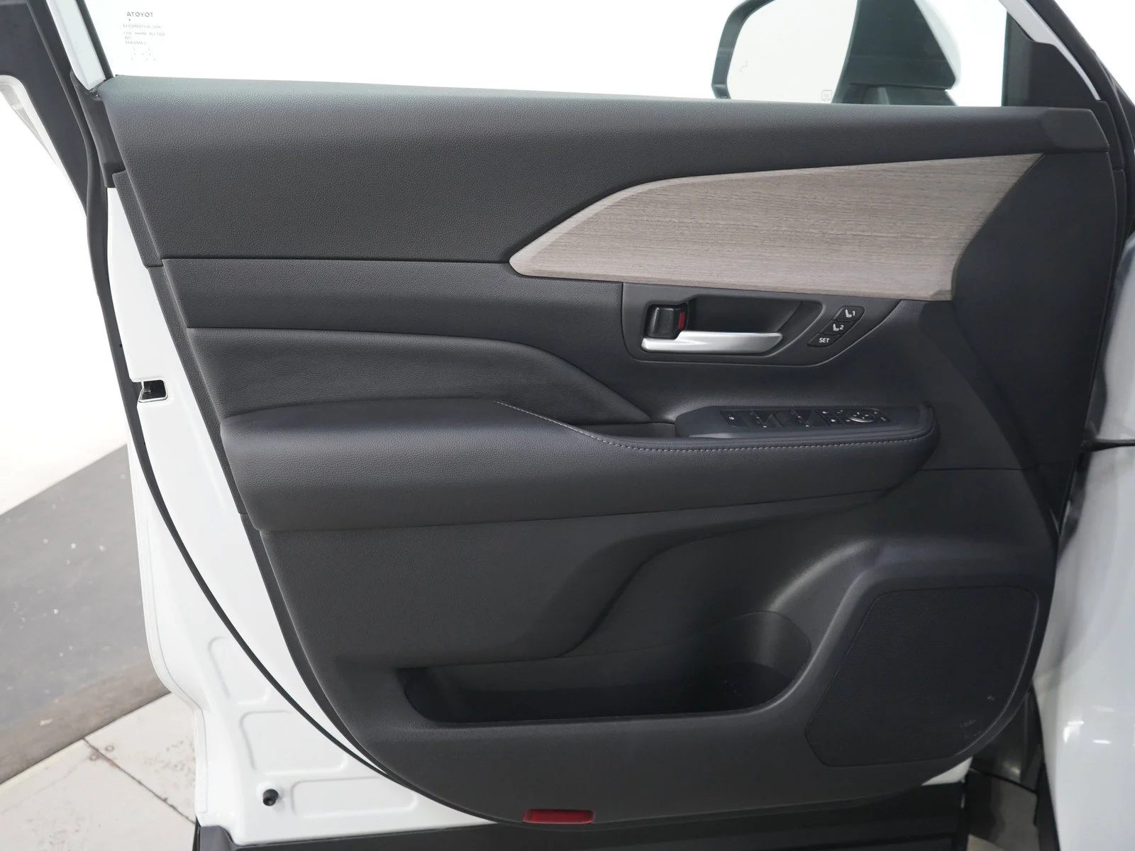 Used 2025  Toyota XLE image 23