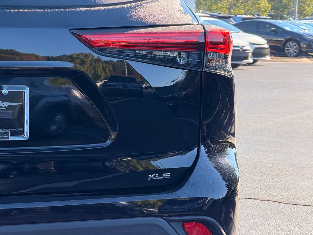 Used 2022 Black Toyota XLE image 11