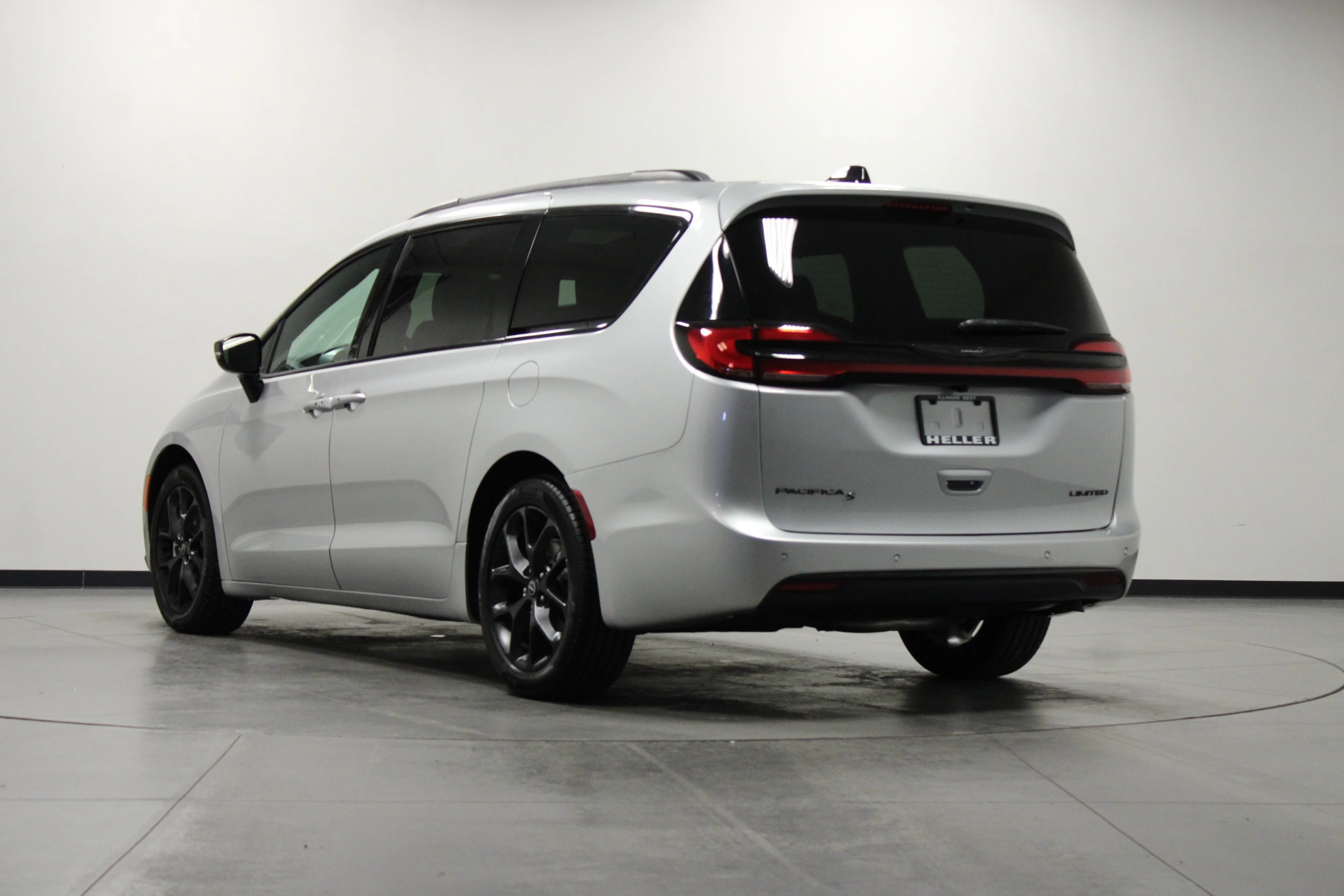 Used 2026 Silver Mist Clearcoat Chrysler Limited image 6