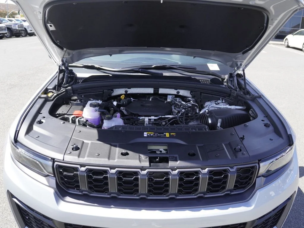 New 2026 Silver Zynith Exterior Paint Jeep Laredo Altitude image 27