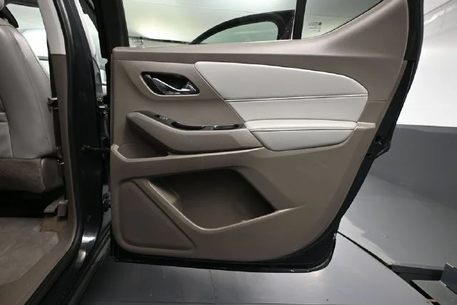 Used 2018 Gray Chevrolet 3LT image 33