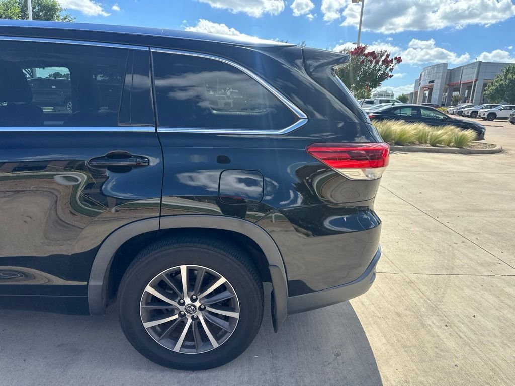 Used 2018 Black Toyota XLE image 7