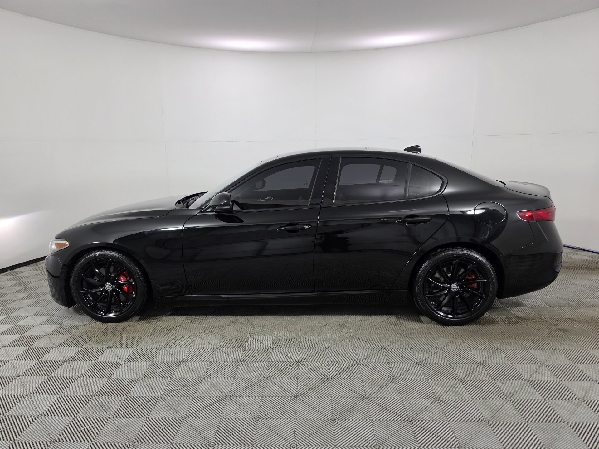 2017 Alfa Romeo Giulia Base - Photo 38