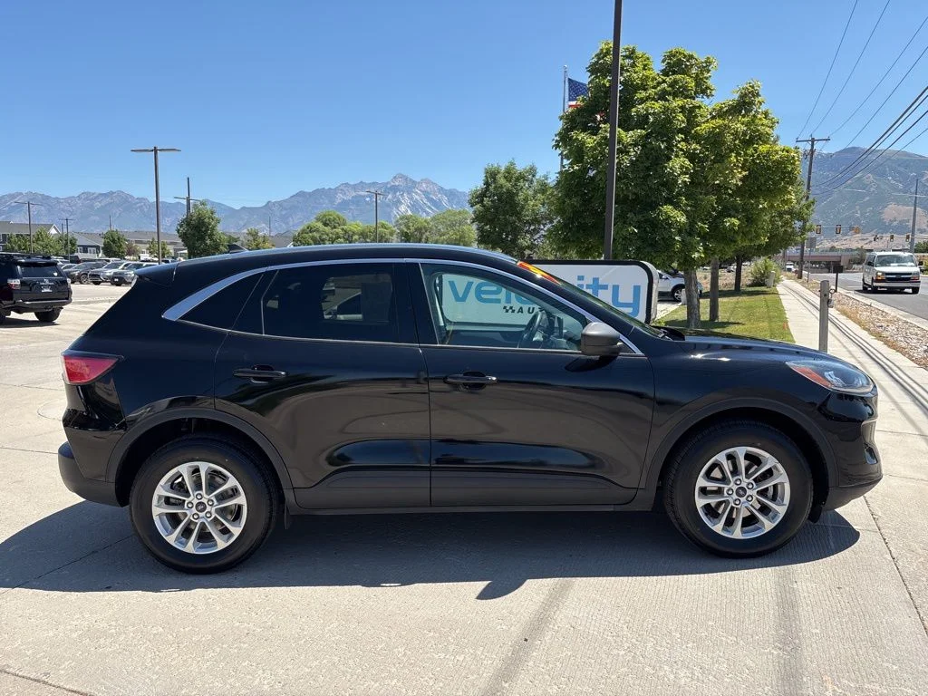 Used 2022 Black Ford SE image 3