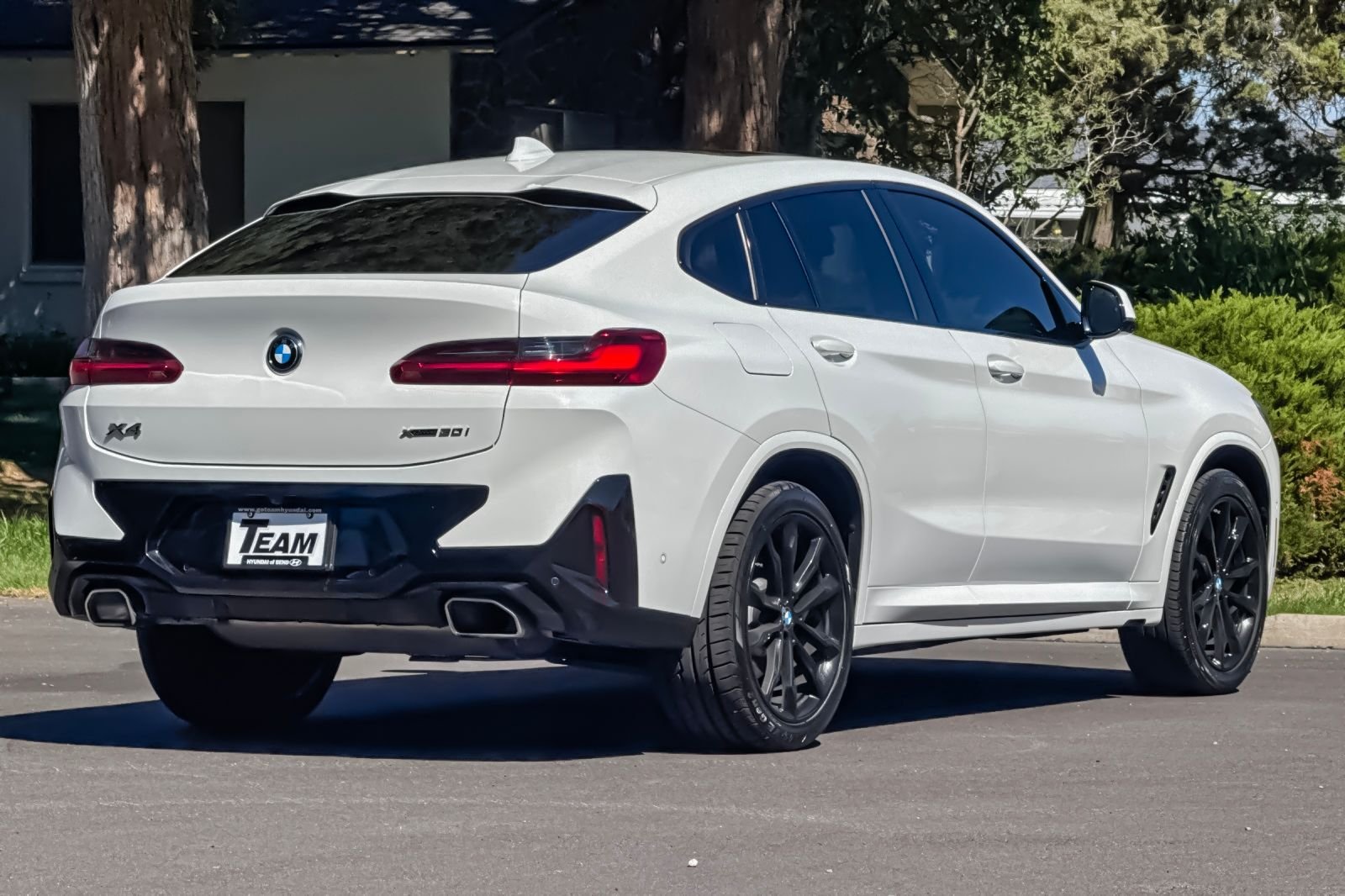 Used 2025 White BMW xDrive30i image 4