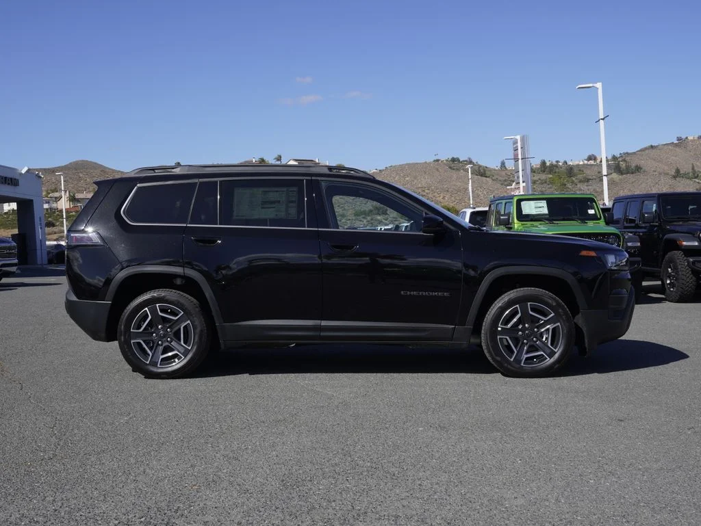 New 2026 Diamond Black Crystal Pearl-Coat Exterior Paint Jeep Limited image 2