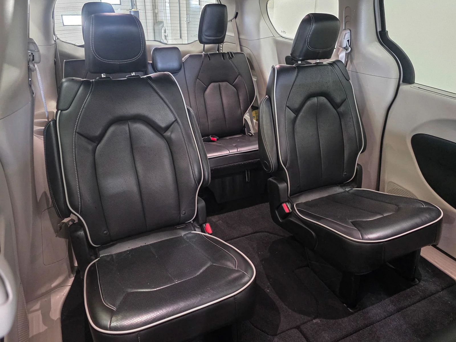 Used 2023 White Chrysler Limited image 22