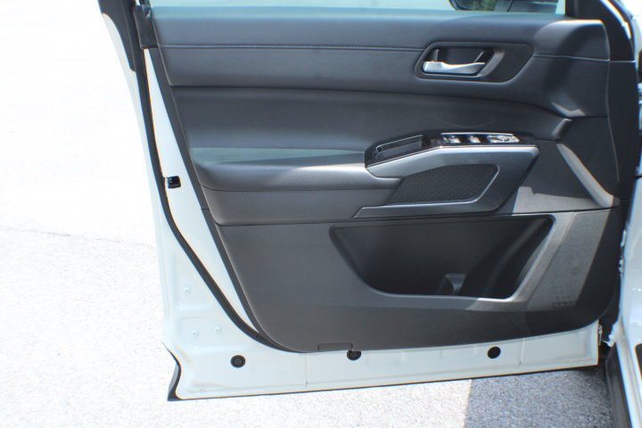 Used 2024 Pearl White Tricoat Nissan SL image 6