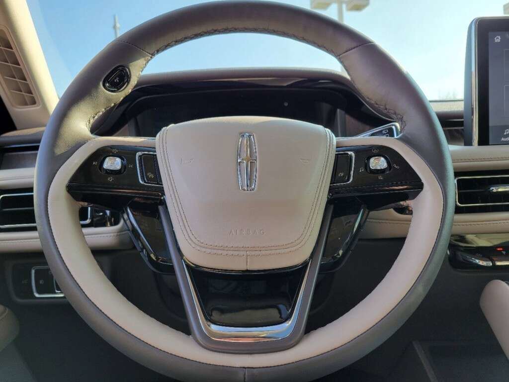 Used 2023 Black Metallic Lincoln Reserve image 31