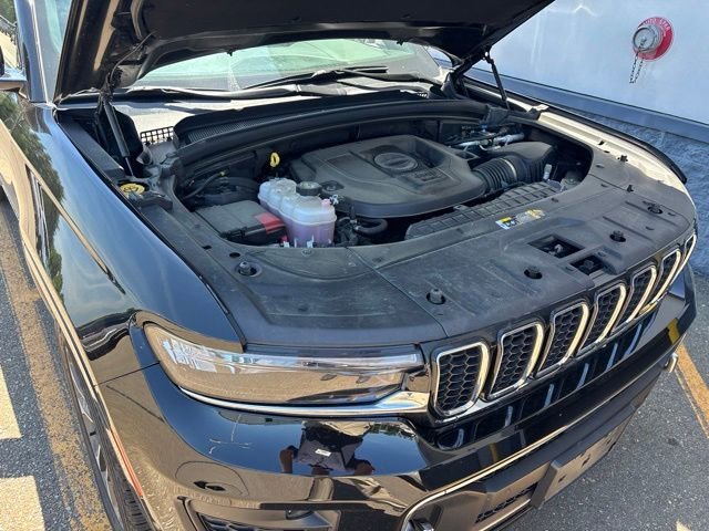 Used 2023 Diamond Black Crystal Pearlcoat Jeep Overland image 18