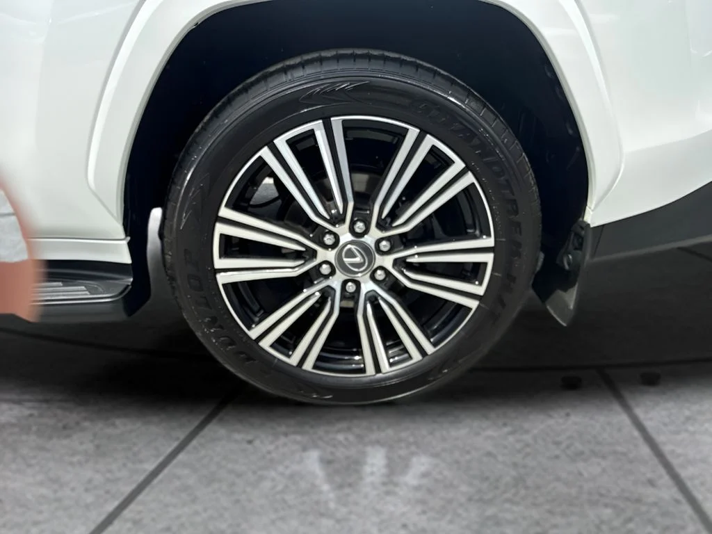 Used 2025 White Lexus 600 Luxury image 36