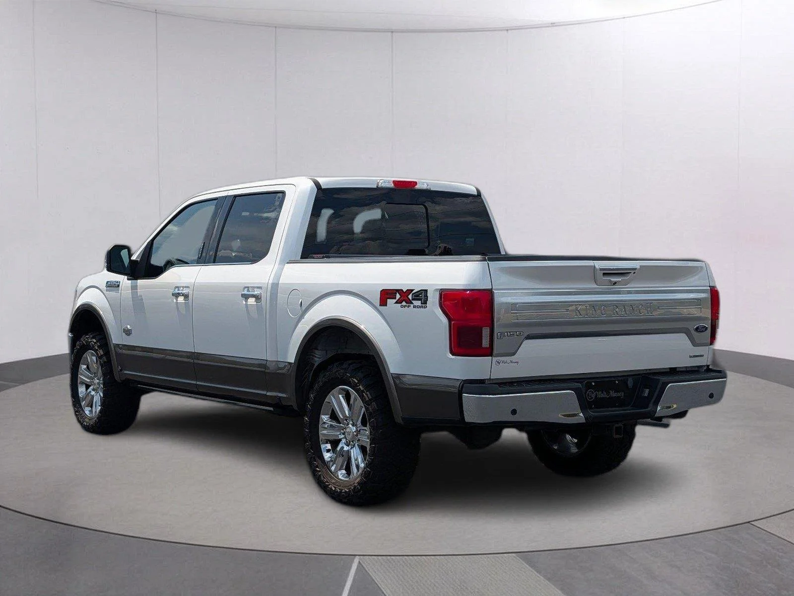 Used 2019 White Platinum Metallic Tri-Coat/Stone Gray Ford King Ranch image 3