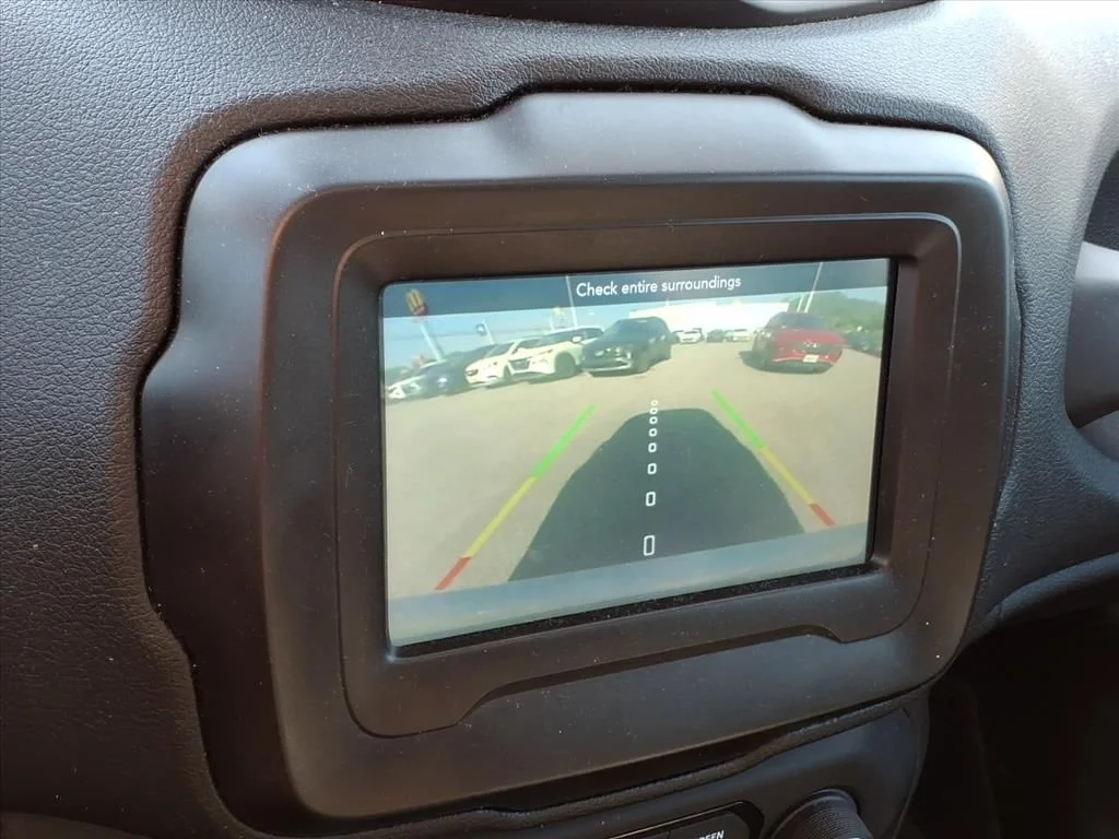 Used 2021 Silver Jeep Latitude image 25
