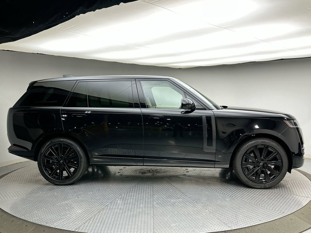 New 2027 Santorini Black Land Rover SE image 4