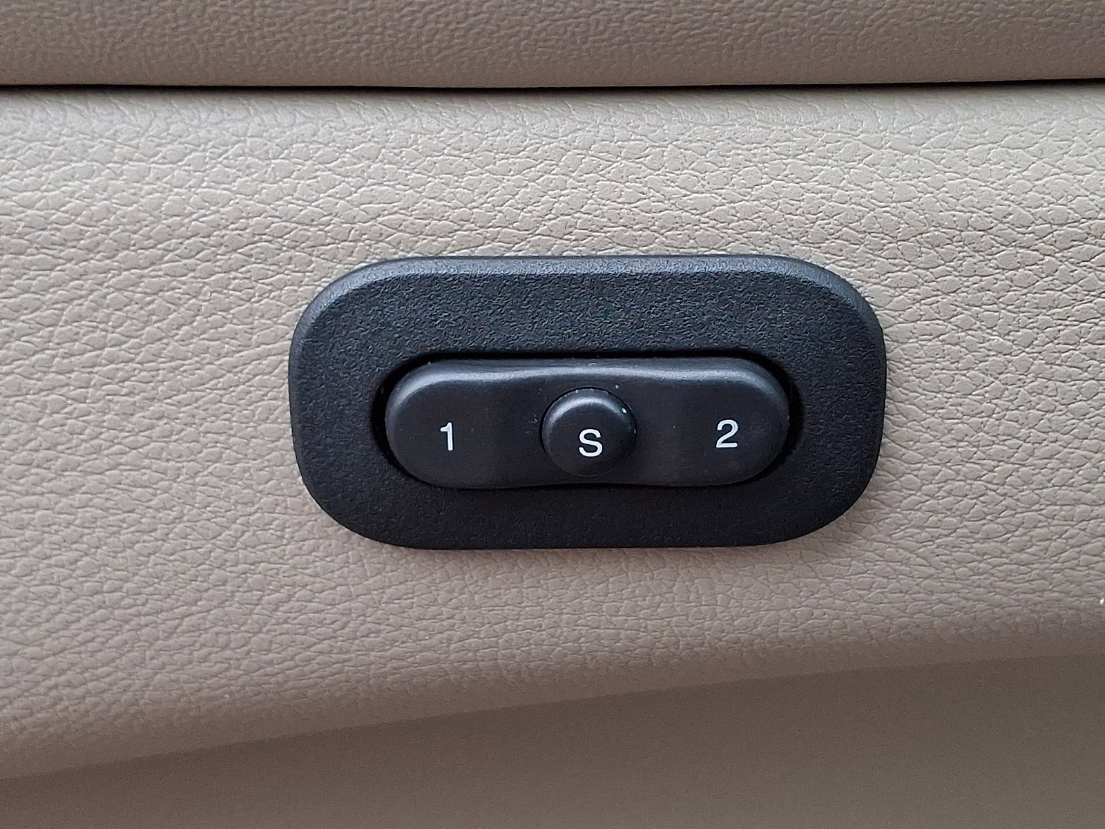 Used 2015 Granite Crystal Metallic Clearcoat Jeep Limited image 24