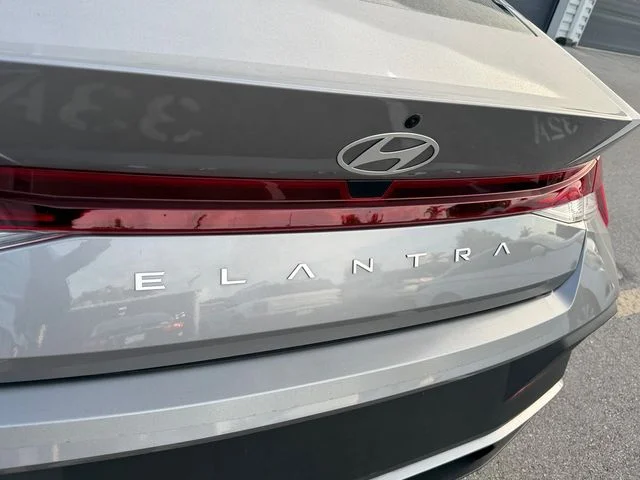 Used 2024 Metal Hyundai SE image 13