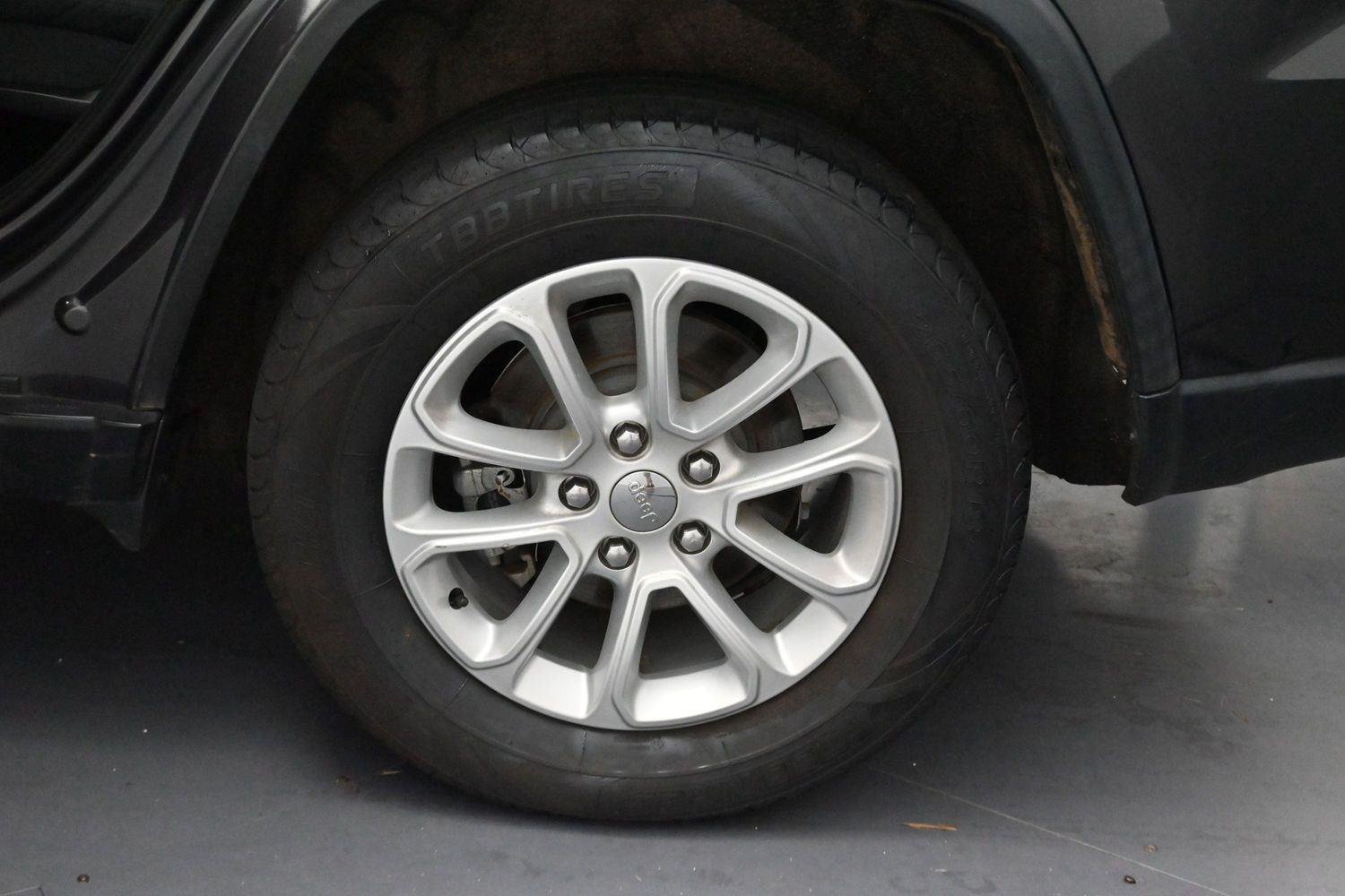 Used 2016 Granite Crystal Metallic Clearcoat Jeep Laredo image 30