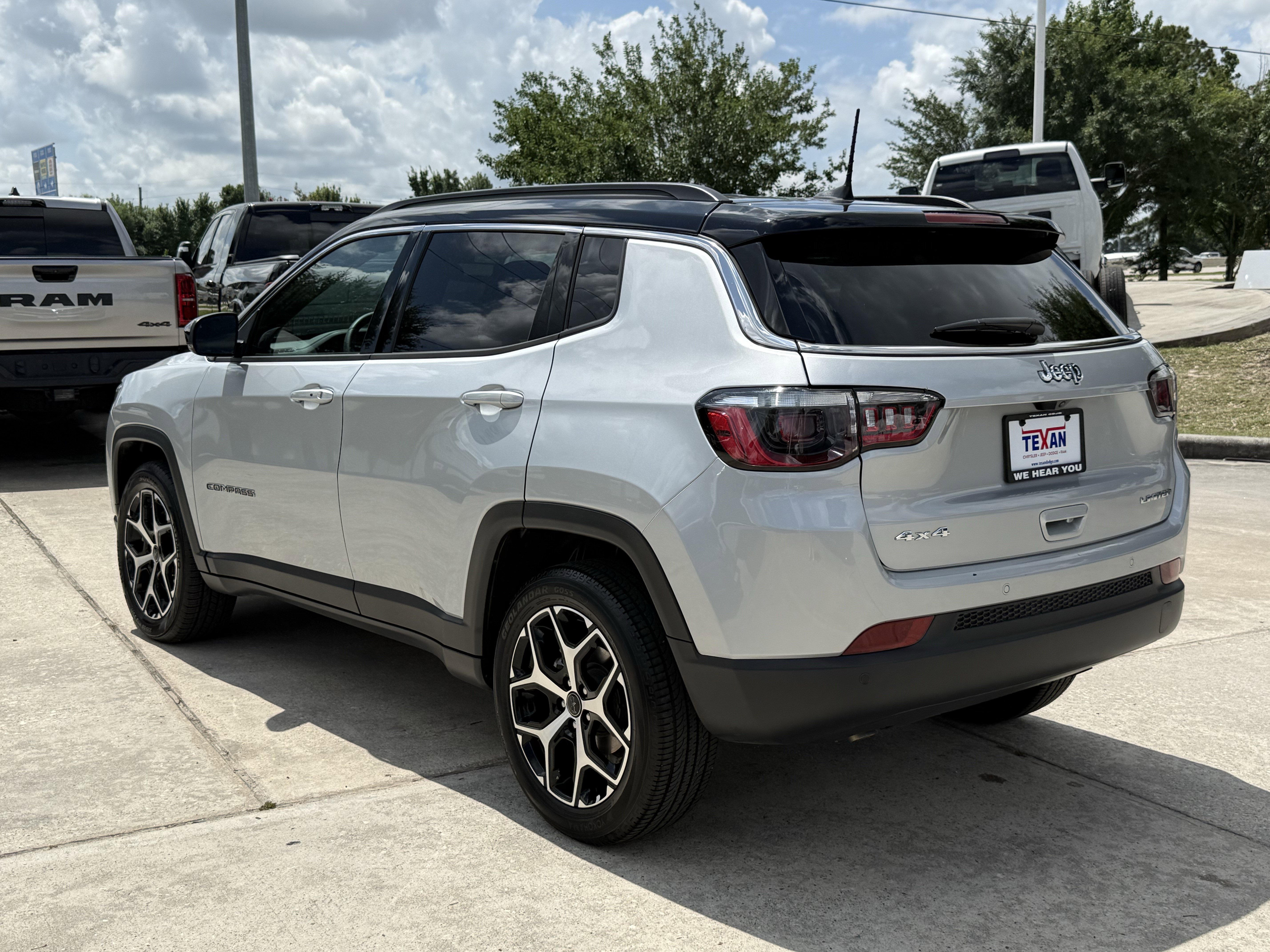 Used 2025 Silver Zynith Metallic Clearcoat Jeep  image 6