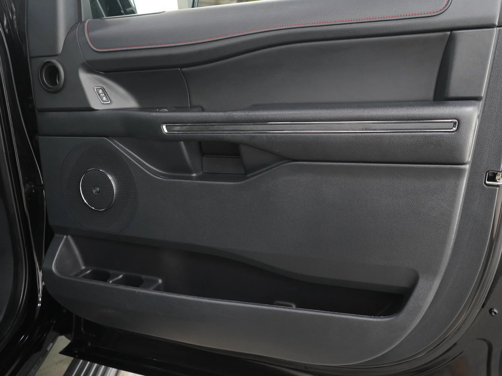 Used 2022 Black Metallic Ford Limited image 9