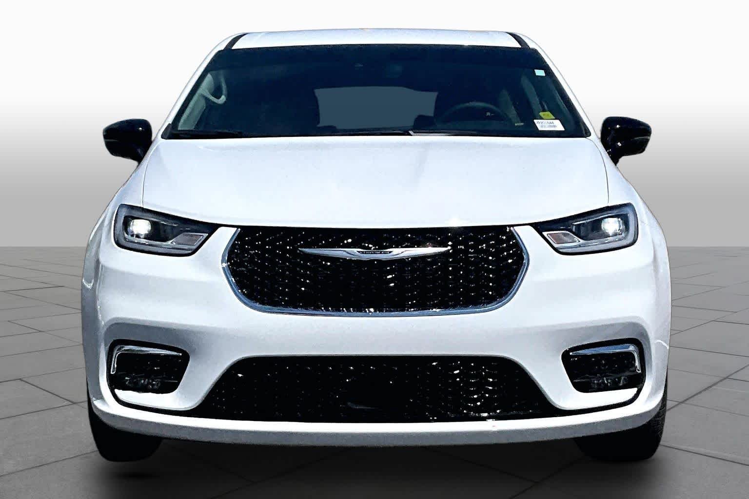 Used 2024 Bright White Clearcoat Chrysler Touring L image 4