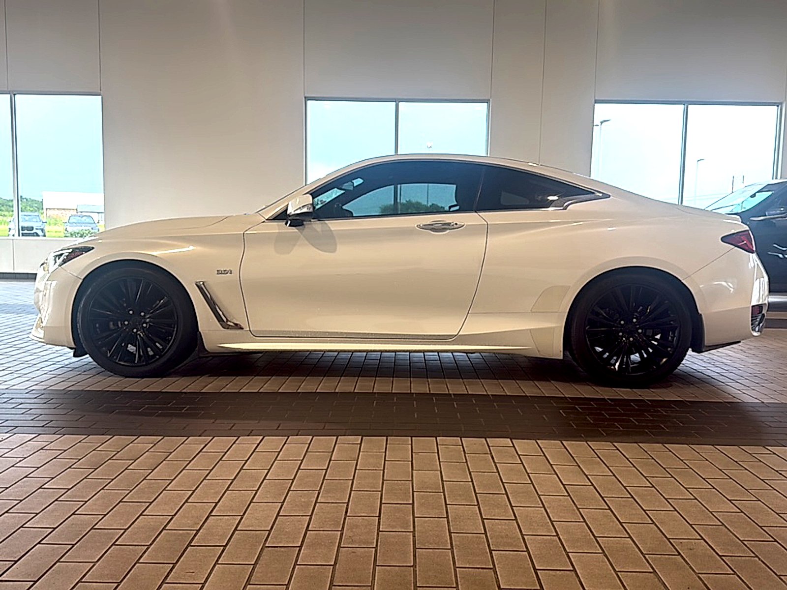 Used 2018 Majestic White INFINITI 3.0t LUXE image 4