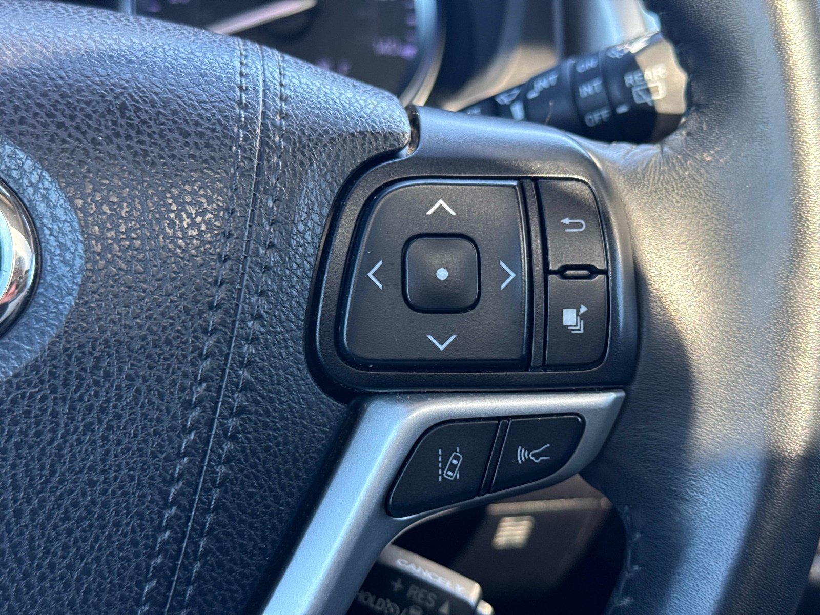 Used 2019 Shoreline Blue Pearl Toyota XLE image 30