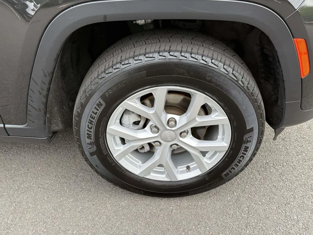 Used 2024  Jeep Limited image 12