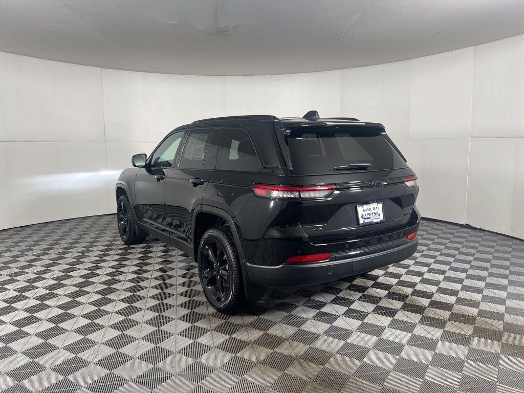 Used 2025 Diamond Black Crystal Pearlcoa Jeep Limited image 7