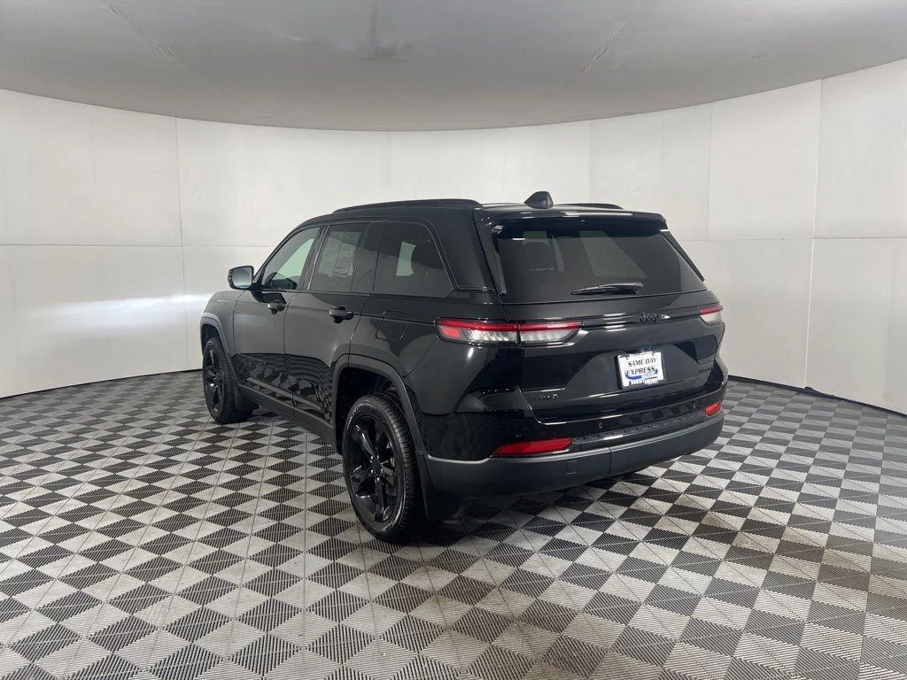 Used 2025 Diamond Black Crystal Pearlcoa Jeep Limited image 7